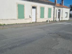 Maison dans village avec cour fermée