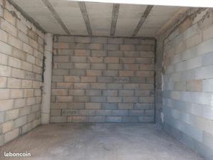 Box de stockage 10m2 idéal artisan stockage matériel Ou particulier stockage déménagement 