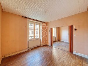 HENNEBONT : Appartement T4 à rénover dans le centre-ville.