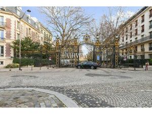 Studio avec balcon en étage élevé – Vue dégagée  Courcelles Monceau – Paris 8e
