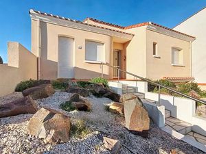 La Chaume  1 km port Olonna  1.5 km plage