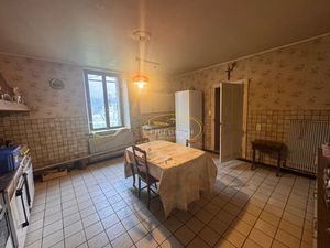 MAISON DE VILLAGE AVEC GRANGE A RENOVER