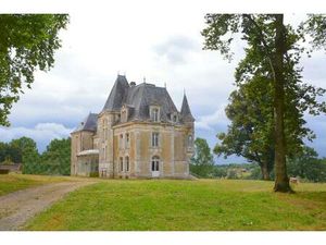 Château 19e sur 12 hectares limite Deux-Sèvres et Vendée