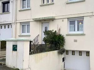 Maison sur sous-sol des années 60 avec jardin