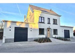 Maison rénovée avec garage  atelier et jardin.