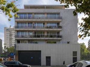 Entrepôt/atelier stratégiquement situé avec garage