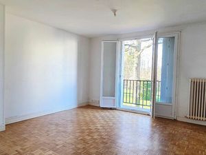 Appartement lumineux de 4 pièces avec stationnement et sa cave sur la commune d' Étampes.