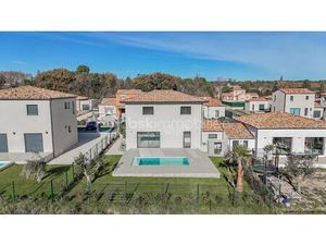 Maison contemporaine de 130 m² à Arpaillargues-Et-Aureillac