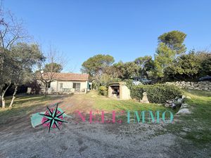 PELISSANNE: Maison de plain pieds sur près de 920m2 de parce