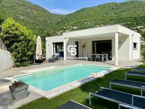 Élégance et sérénité : villa design avec piscine et appartement indépendant