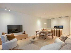 Instapklaar 3-slaapkamer appartement met terras nabij de Zeedijk.