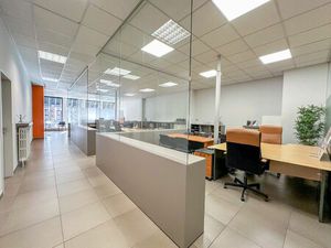 Commercieel gelijkvloers met grote zichtbaarheid in centrum!