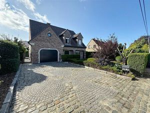 Prachtig gerenoveerde villa met 4 slaapkamers  garage en zwembad