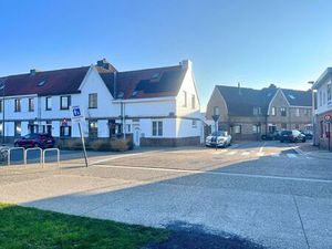Hoekwoning met garage in het centrum van Heist