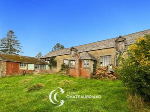 Batiment à rénover Gahard + 280 m² aménageable  jardin plus de 950 m²