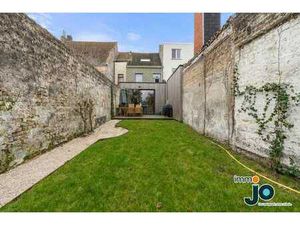 Maison mitoyenne entièrement rénovée et prête à emménager...