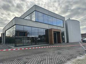 Espace Commercial/Showroom NEUF sur axe Fréquenté avec grand