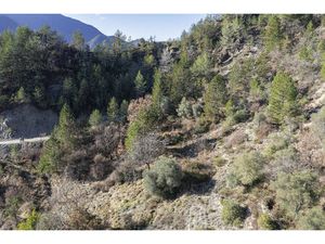 À Puget-Théniers  au cœur d’un cirque naturel préservé  terrain d’exception de 34 589 m²  