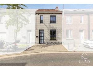 Deels gerenoveerde woning met stadstuin in hartje Ninove