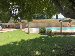 Villa de plain pied sur terrain avec piscine