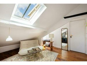 Dernier étage lumineux à Montmartre — 42 m² au sol