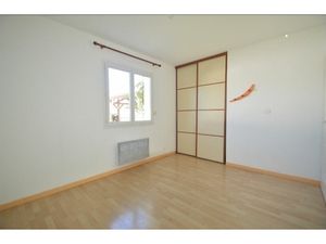 Jolie maison de plain-pied des années 2000  d'environ 130 m²  se trouve à Pontault-Combaul