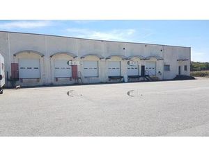 Entrepot avec quais à louer