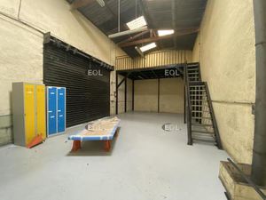 Local d'activités avec bureaux d'accompagnement à Combs la Ville