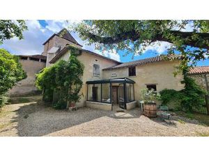 Jolie maison de village. 4 chambres  jardin clos  piscine. Proche Aubeterre.