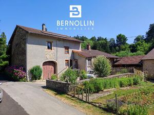 Maison de village en pierre avec terrain.