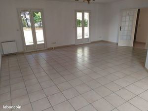 Maison avec garage et jardin