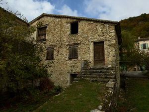 Exceptionnelle maison authentique en pierre – Rare opportunité de rénovation dans un...