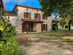 Maison ancienne avec grand terrain et piscine