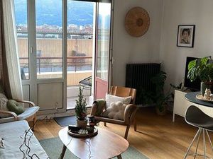 Grenoble centre T2 rénové lumineux terrasse vue massif