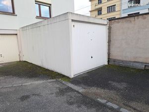 Garage dans une cour fermee neudorf