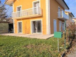 Studio à St Genis dans une villa avec jardin