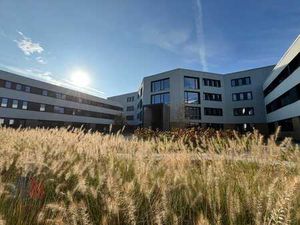 2 940 m² ready to move in offices 1 km from E40