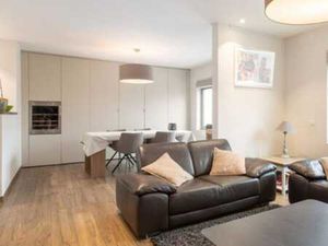 Commerce avec habitation dans un emplacement commercial à Vi