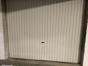 BOX GARCHES Piscine (en face) Eglise/Mairie (3min) PARKING GARAGE STOCKAGE