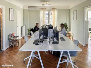 Poste coworking dans bureau d'architecte
