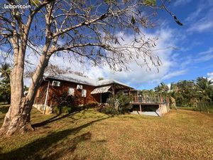 Loue maison T5 meublé avec jardin clos et piscine. 2500 euros hors charges ( mais entretie