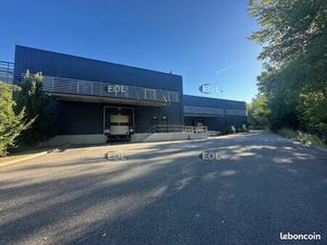 Local industriel 1 357 m²