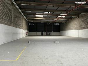Local logistique 1 393 m²