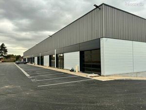 Local commercial 1000 m² LE THILLAY