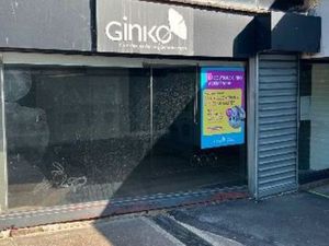 Location local commercial 200 m2 au centre Saint Pierre