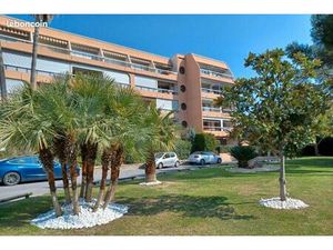 T2 25m2 + balcon face port santa lucia