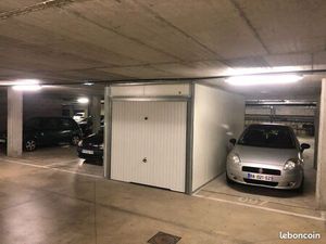 Grand box/ Garage fermé ( 5min de l’aéroport)