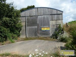 Local 1840 m² SAINT SYMPHORIEN DES MONTS