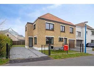 Volledig gerenoveerde woning met 2 aparte units in Koksij...