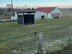 Bâtiment agricole et terrain